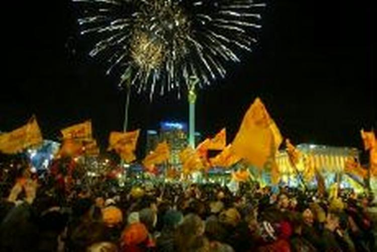 Tusinder af Jusjtjenko-støtter klar til at ophæve blokaden efter parlamentets beslutning. - Foto: AP 