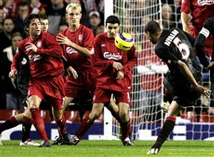 Olympiakos  brasilianske verdensmester Rivaldo viste sit niveau og scorer her direkte på frispark mod Liverpool, men værterne kom igen.   Foto: Phil Noble/AP 