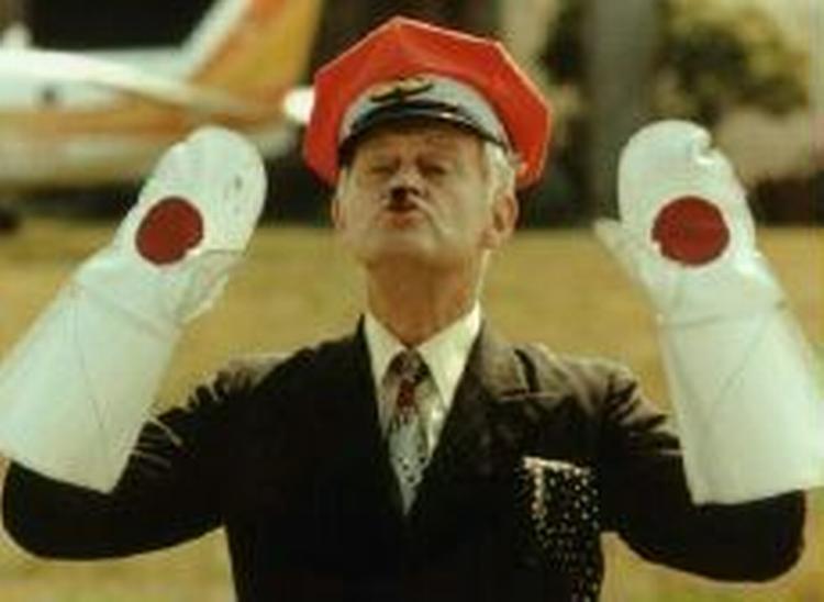 Egon Olsen dirigerer det bedste han har lært i 'Olsen Banden går i krig'. Måske et filmemne til den kommende kulturkanon. - Foto: Cinetext 