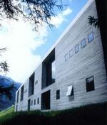 vandland. Peter Zumthors klassisk strenge termer (1996) i Vals i Schweiz er fuld af referencer til det ikke opførte projekt Danteum af Giuseppe Terragni, hvorved det kvalificerer sig til betegnelsen manierisme.   Foto fra bogen: Adrian Carter 