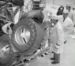 John Young ledede Apollo 16-flyvningen først i 1970'erne. Han ses her i gang med at besigtige teknikken i Kennedy Space Center. - Foto: AP 