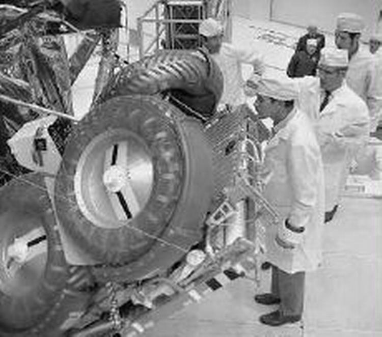 John Young ledede Apollo 16-flyvningen først i 1970'erne. Han ses her i gang med at besigtige teknikken i Kennedy Space Center. - Foto: AP 