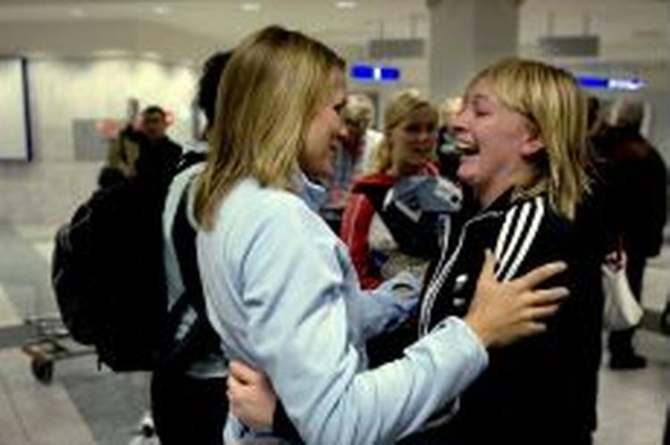 En guldmedalje er ingen garanti for en lønstigning. Faktisk kan Karen Brødsgaard (th.) og de øvrige håndbold piger se frem til en mindre lønningspose. - Foto: Jens Dresling 