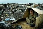 Krig, sult og fattigdom forfølger børn verden over - som her på en losseplads i Irak. - Foto: Thomas Sjørup 