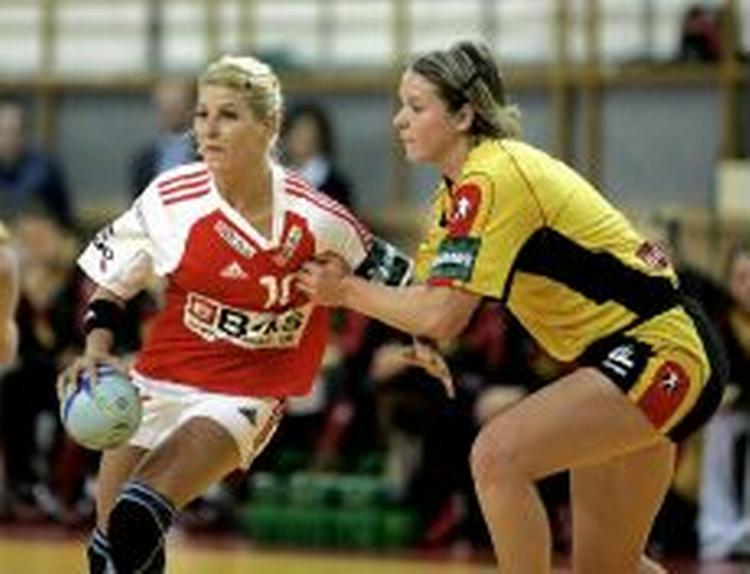 En stærkt spillende Rikke Hørlykke i kamp med tyske Grit Jurack. - Foto: Jens Dresling 