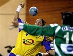 Sveriges og FCK Håndbolds Matilda Boson får ikke fat i bolden, og det fik hendes holdkammerater ofte heller ikke i åbningskampen mod Rumænien. - Foto: Jens Dresling 