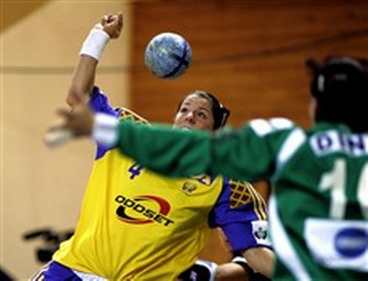 Sveriges og FCK Håndbolds Matilda Boson får ikke fat i bolden, og det fik hendes holdkammerater ofte heller ikke i åbningskampen mod Rumænien. - Foto: Jens Dresling 