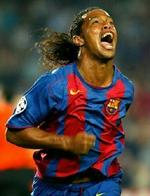 Ronaldinho fejrer endnu en scoring. - Foto: AP 