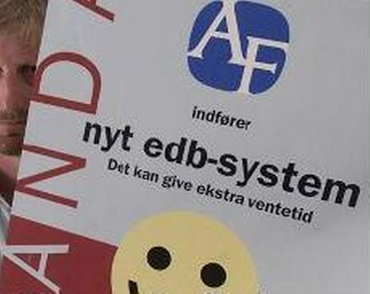 Da Amanda blev indført, måtte AF trykke plakater, der undskyldte de lange ventetider, som systemproblemerne gav. - Arkivfoto: Erik Kragh 