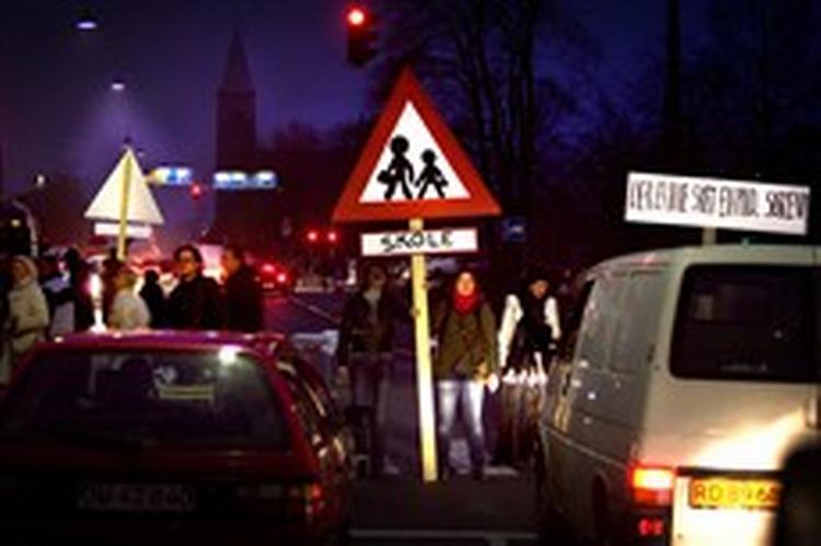 Omkring 100 personer deltog i aktionen i den indre by i København. - Foto: Finn Frandsen 