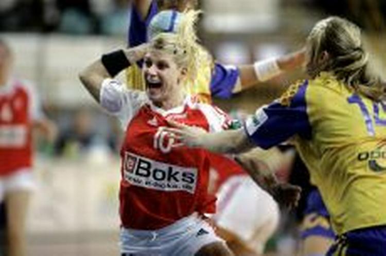 Rikke Hørlykke slider sig gennem det svenske forsvar. - Foto: Jens Dresling 