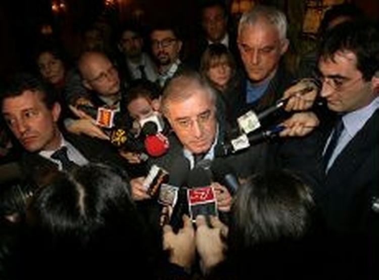 Senator Marcello Dell'Utri omringet af journalister i Rom. - Foto: AP 