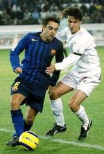 Xavi (blå) blev matchvinder for Barcelona med en smuk helflugter seks minutter før tid. - Foto: AP 
