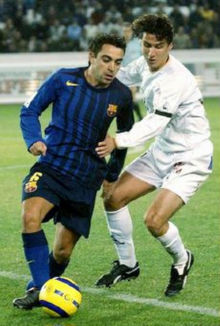Xavi (blå) blev matchvinder for Barcelona med en smuk helflugter seks minutter før tid. - Foto: AP 
