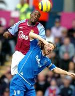 Villas Carlton Cole sætter sig igennem i en hovedstødsduel med Birminghams Kenny Cunningham (blå). - Foto: AP 