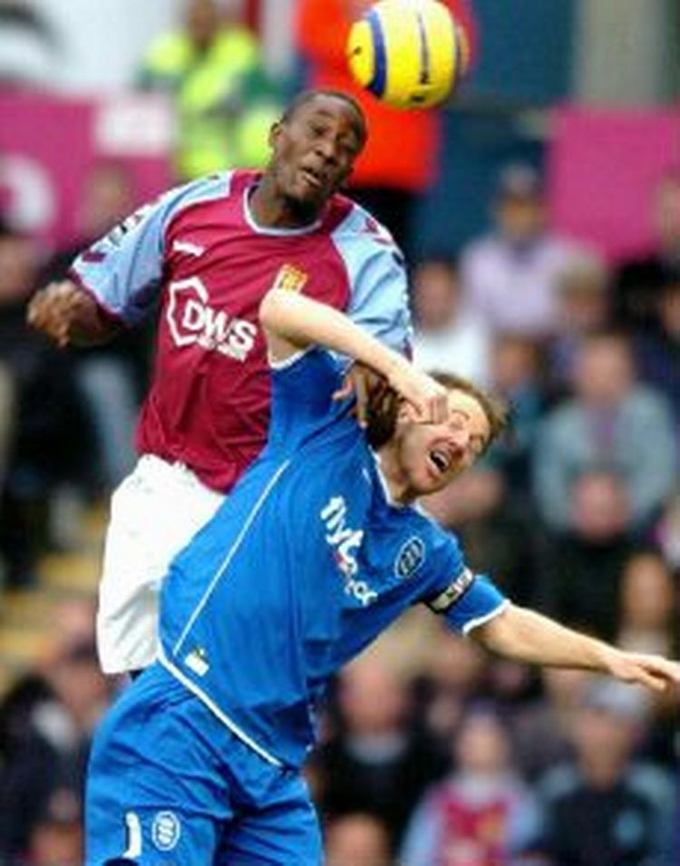 Villas Carlton Cole sætter sig igennem i en hovedstødsduel med Birminghams Kenny Cunningham (blå). - Foto: AP 