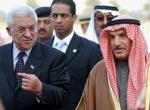 PLO-leder Abbas (tv) i selskab med den kuwaitiske informationsminister Abul Hassan. - Foto: AP 
