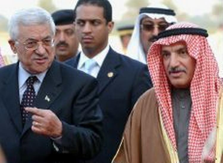 PLO-leder Abbas (tv) i selskab med den kuwaitiske informationsminister Abul Hassan. - Foto: AP 