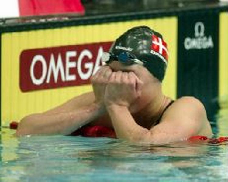 Louise Ørnstedt forsøger at fatte, at hun er europamester i rygsvømning. - Foto: AP 