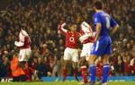 Thierry Henry jubler efter sit frække mål til 2-1. - Foto: AP 