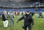 En betjent gelejder folk ud af Bernabeus plæne. - Foto: AP 
