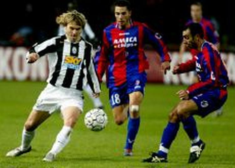 Pavel Nedveds frisparksmål sikrer, at Juventus uanset resultatet af næste weekends topkamp mod AC Milan holder jul på toppen af Serie A. - Foto: AP 