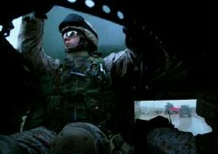 En marineinfaterist på patrulje nær den urolige by Ramadi i al-Anbar-provinsen. - Foto: AP 