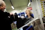 Silvan vil gerne have, at kunderne føler sig godt betjent. Og det er Marlene Jakobsen og hendes kolleger i Albertslund så gode til, at de alle har fået en bonus på 4.100 kr.   Foto: Thomas Borberg 