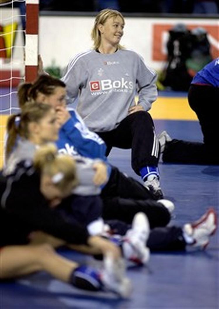 Efter nederlaget til Rumænien er anfører Karen Brødsgaard og holdkammeraterne i aften parat til at tage kampen op med de fysisk stærke østrigere, der også har turneringens topscorer Tanja Logvin i truppen. - Foto: Je 
