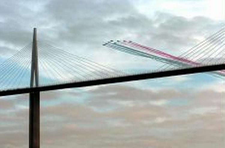 Franske jagerfly deltog i indvielsen af broen, som først bliver taget i brug på fredag. - Foto: AP 