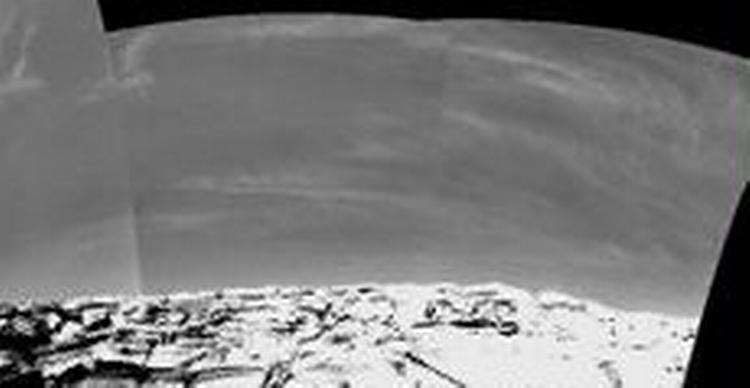 Skyerne ses over ækvator på Mars. - Foto: AP 