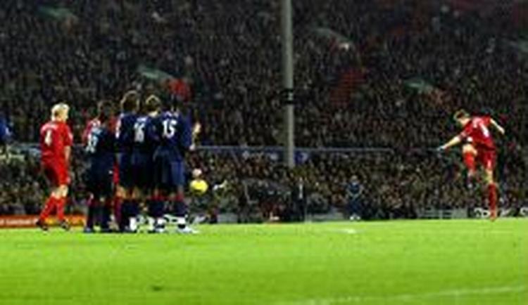 Steven Gerrard skød gennem Portsmouth mur og scorede direkte på frispark. - Foto: AP 