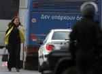 Et kvindeligt gidsel er sat fri. I alt befinder der sig nu 12 gidsler i bussen. - Foto: AP 