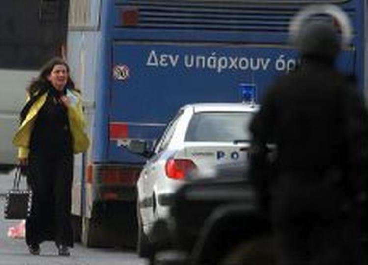 Et kvindeligt gidsel er sat fri. I alt befinder der sig nu 12 gidsler i bussen. - Foto: AP 