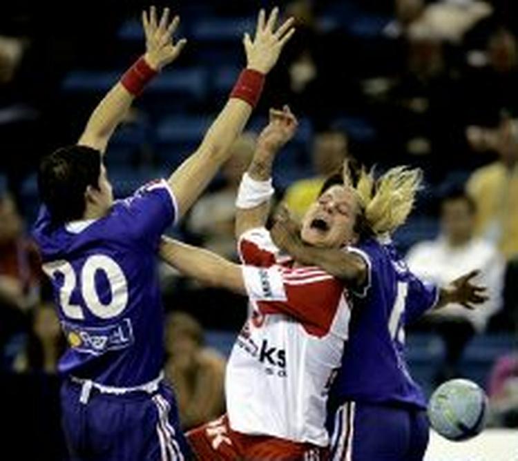 Rikke Hørlykke takles hårdhændet af det franske forsvar. - Foto: Jens Dresling 
