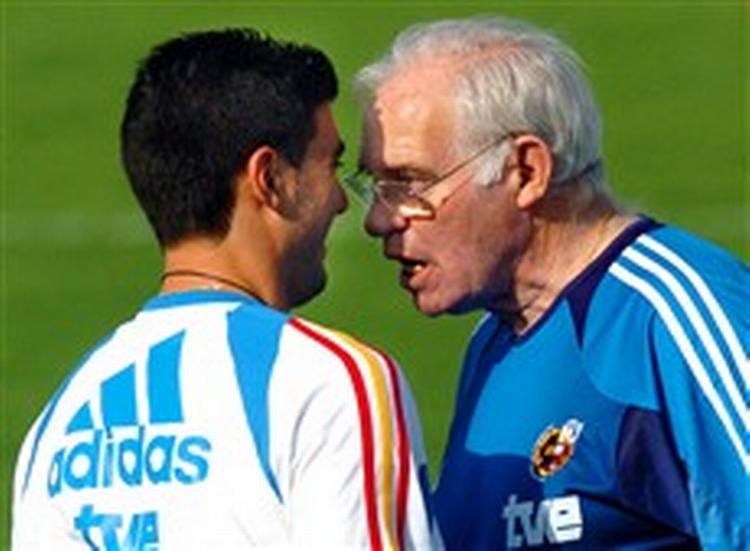 Spaniens landstræner Luis Aragones til højre. - Foto: AP 