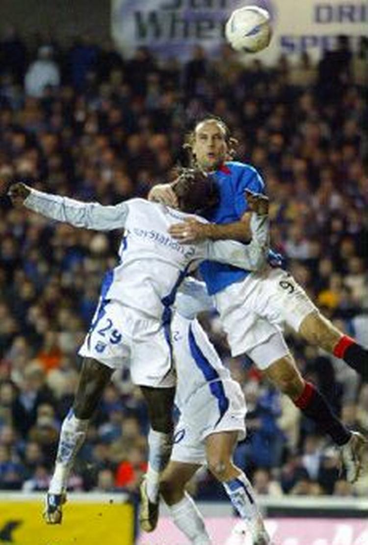 De blå Rangers-spillere er færdige i EUFA Cuppen. - Foto: AP 