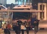 Gidslerne er befriet og forlader bussen kort før midnat i går. - Foto: AP 