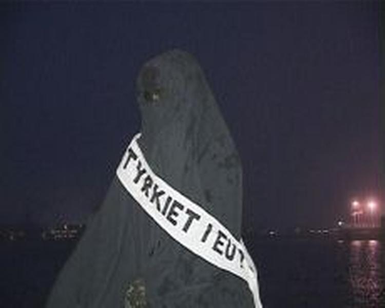 Den lille Havfrue var klædt varmt på i vinterkulden da de første busser med turister kom på besøg. - Foto: Local Eyes 