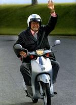 KONGELIG SCOOTER. Prins Henrik hjuler rundt på sin 70-års fødselsdagsgave i såvel  Kongefamilien 2004  som  Kongehuset 2004 .   Foto fra sidstnævnte: Jørgen Jessen 