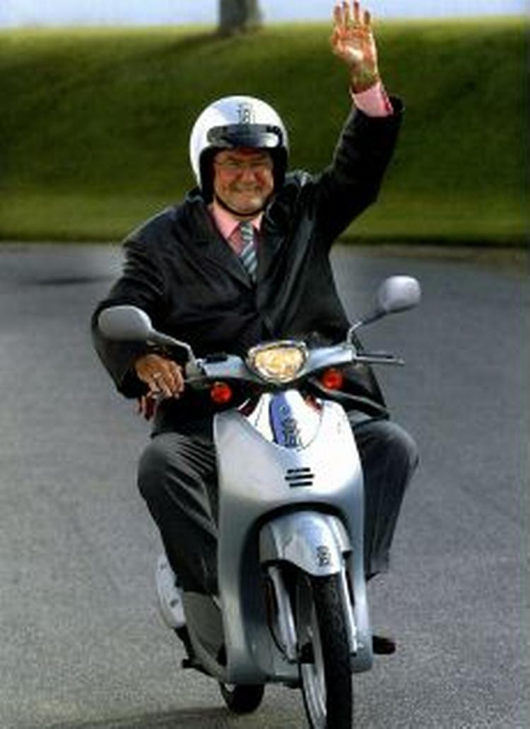 KONGELIG SCOOTER. Prins Henrik hjuler rundt på sin 70-års fødselsdagsgave i såvel  Kongefamilien 2004  som  Kongehuset 2004 .   Foto fra sidstnævnte: Jørgen Jessen 