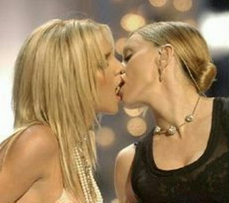 Britney Spears og Madonna fik pludselig lyst til at kysse hinanden under MTV Video Music Awards i New York's Radio City Music Hall i 2003. - Foto: AP 