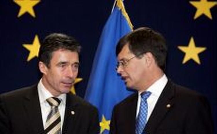 Anders Fogh Rasmussen og den hollandske premierminister og EU-formand Jan Peter Balkenende under topmødet. - Foto: AP 