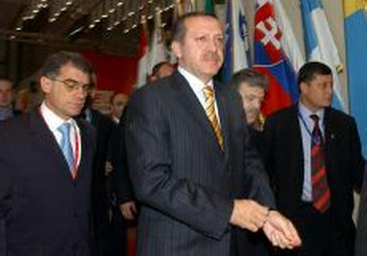 Den tyrkiske premierminister, Recep Tayyip Erdogan, ankommer til morgenmøderne i Bruxellles. - Foto: AP 