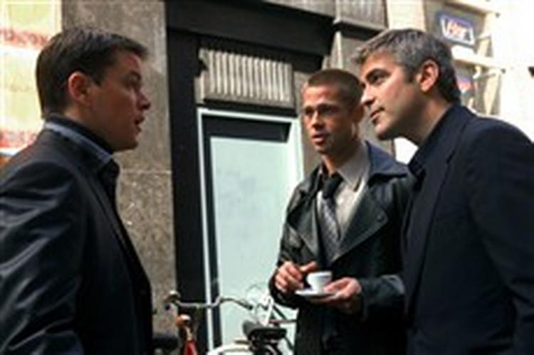 Det er lidt ligesom Gøg og Gokke, Chaplin og Marx Brothers, så mange stjerner er der med i 'Oceans 12'. Men alligevel er der kommet både en charmerende og tilbagelænet actionkomedie ud af anstrengelserne. - PR-foto: Sandrew Metron 