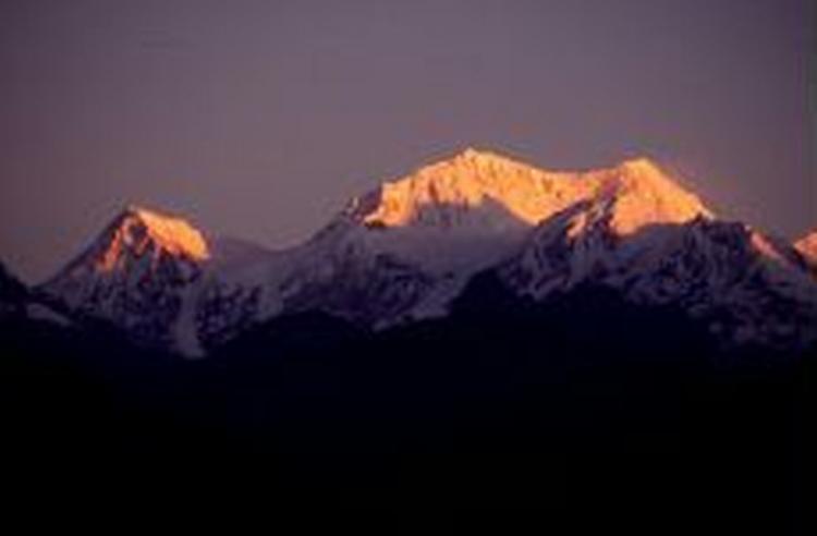 Bhutan får sin friske bjergluft fra Himalaya-bjergkæden. - Foto: AP 