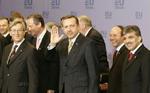 En vinkende Erdogan efter de skrappe forhandlinger. - Foto: AP 