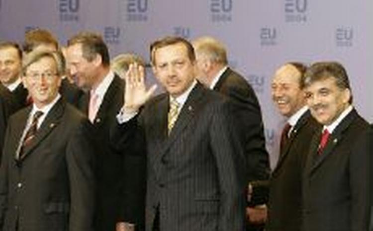 En vinkende Erdogan efter de skrappe forhandlinger. - Foto: AP 