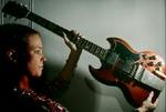 Lidt slidt - men stadig rock'n'roll. Harrisons Gibson SG vises frem under auktionen. - Foto: AP 