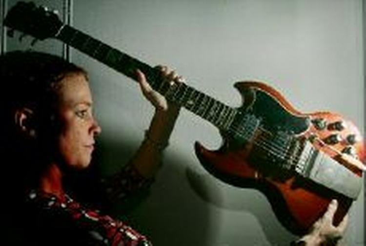 Lidt slidt - men stadig rock'n'roll. Harrisons Gibson SG vises frem under auktionen. - Foto: AP 
